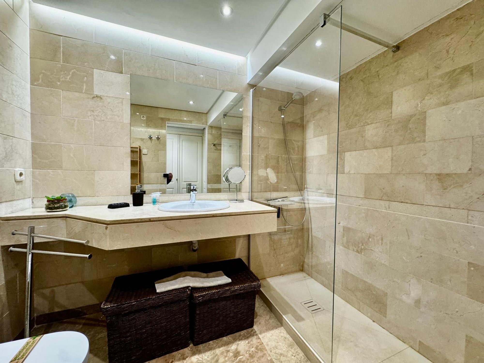 Rs 12 Ii Luxury Center Of - Eaw Homes *